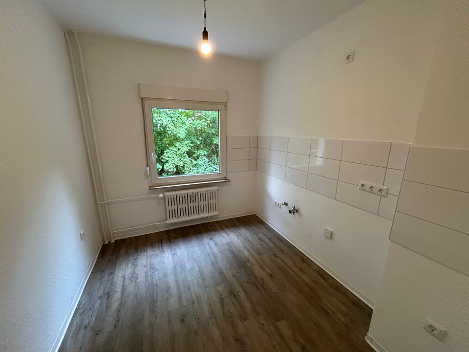 Jetzt zugreifen: renovierte 2,5-Zimmer-Wohnung in zentraler Lage - Photo 5