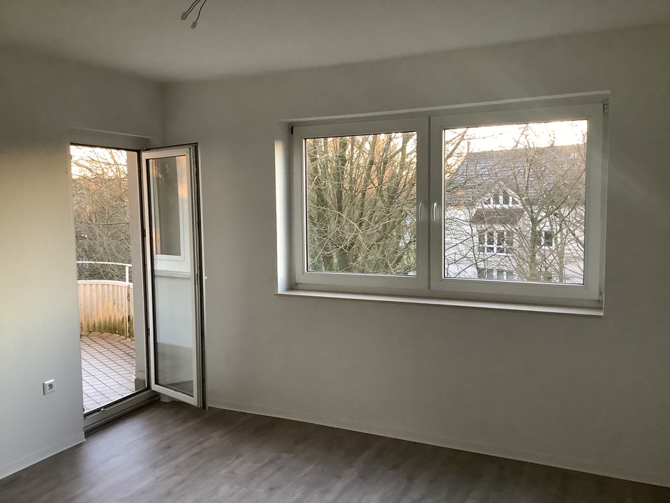 Lust auf eine renovierte 3-Zi.mmer-Wohnung im Erdgeschoss? Ab sofort frei! - Foto 1