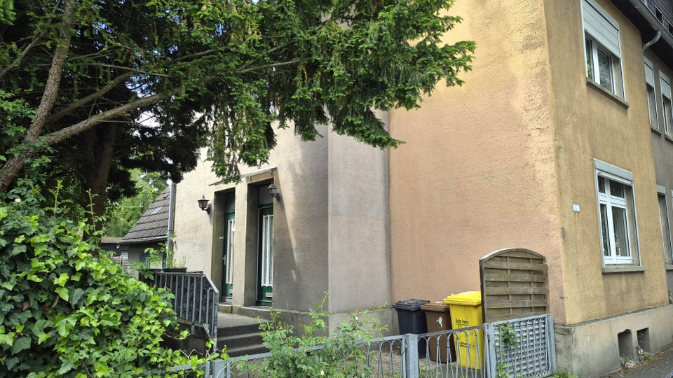 bezugsfertig renovierte 3-Zimmer-Wohnung mit Einfamilienhaus-Charakter und Garten! - Foto 1