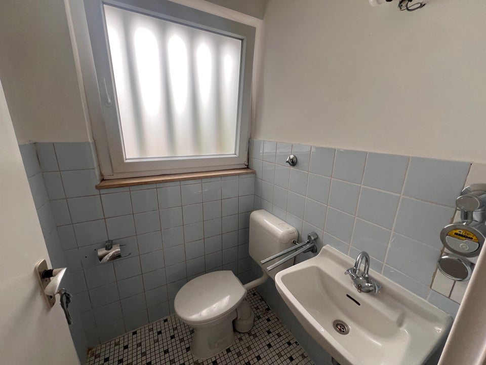 4-Zimmer-Wohnung mit Balkon – Aufzug, neue Badezimmergestaltung, Parkmöglichkeit vor dem Haus - Photo 5