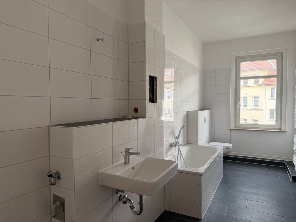 Traumhafte 2-Raum-Wohnung mit genug Platz sucht dich - mit Einbauküche! - Photo 2