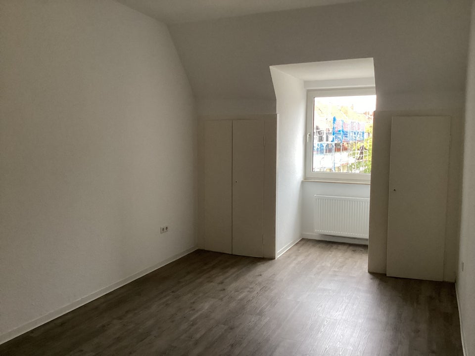 Großzügige Altbauwohnung mit ca. 74 m² Wohnfläche, Einbauküche und Balkon - Photo 2