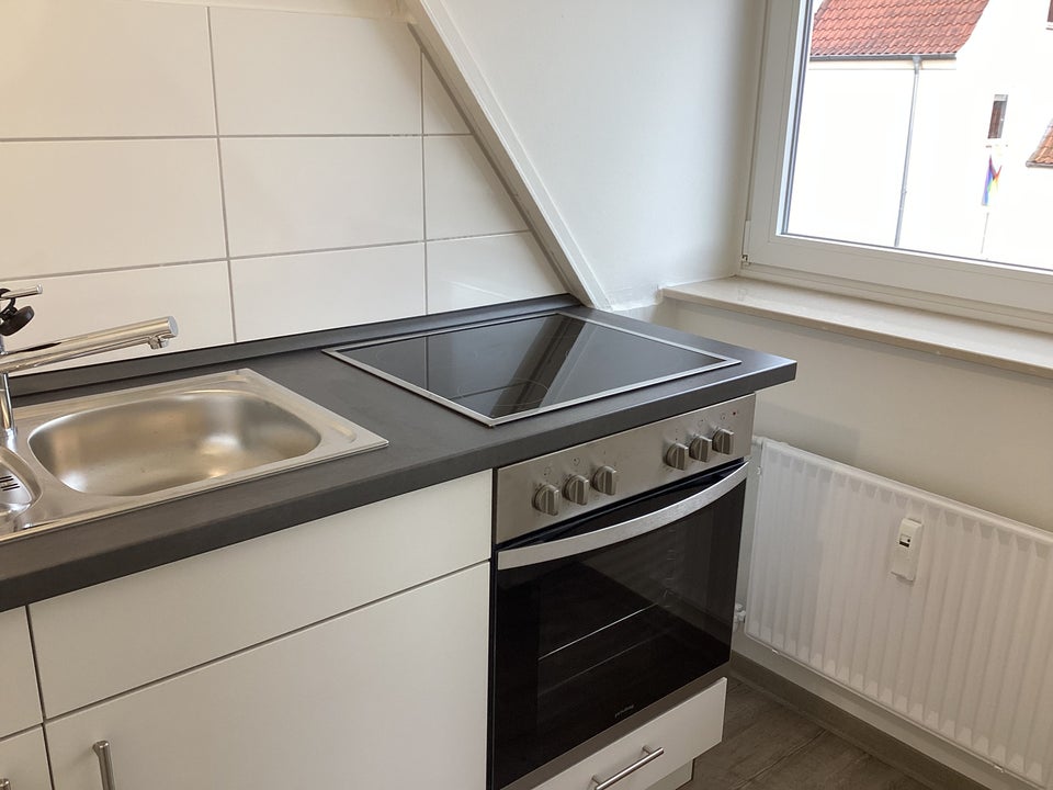 Kleine sanierte Dachgeschoss- Wohnung, sofort anmietbar! - Photo 1