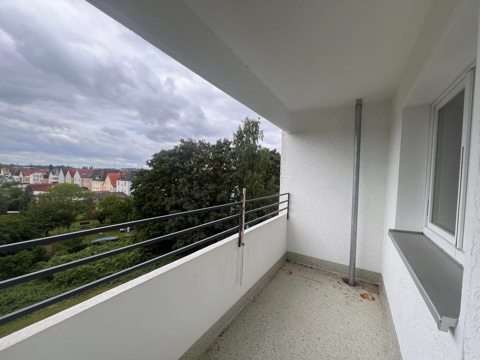 Noch in Renovierung: 3-Zimmer-Wohnung mit Balkon in zentraler Lage - Photo 3