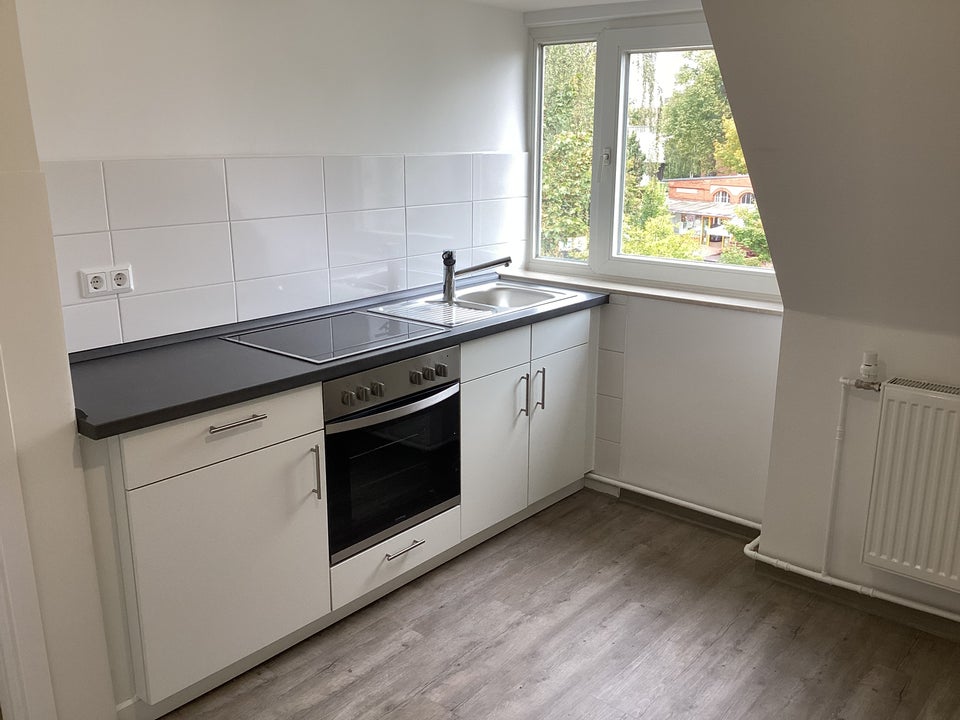 Schöner Wohnen in einer sanierten 3-Zimmer-Dachgeschoss-Wohnung, sofort anmietbar! - Photo 1