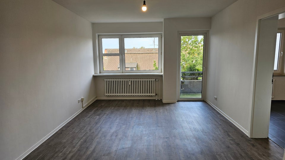 Nimm mich! Günstig geschnittene 2-Zimmer-Wohnung frisch saniert mit Balkon - Photo 1