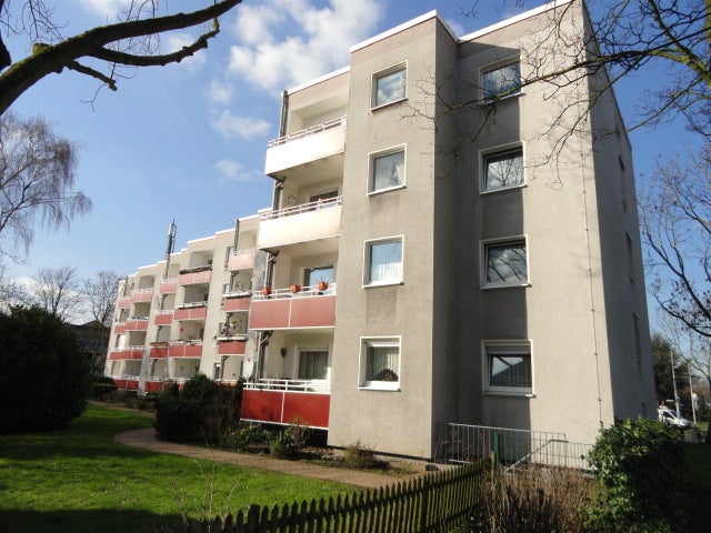 Sehr schöne und renovierte 3-Zimmerwohnung im EG mit Balkon in zentraler Lage... - Photo 1