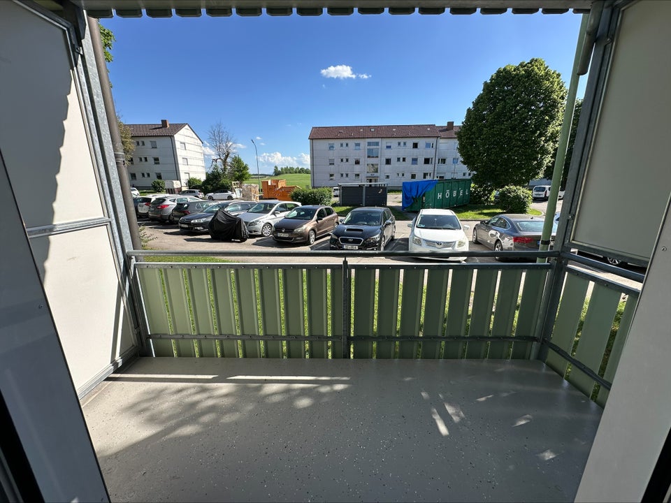 Erdgeschoss / 4,5 Zimmer mit Balkon (frisch saniert) - Foto 2
