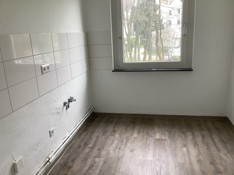 Schöne, renovierte 3-Zimmer-Erdgeschosswohnung mit Balkon! - Foto 2