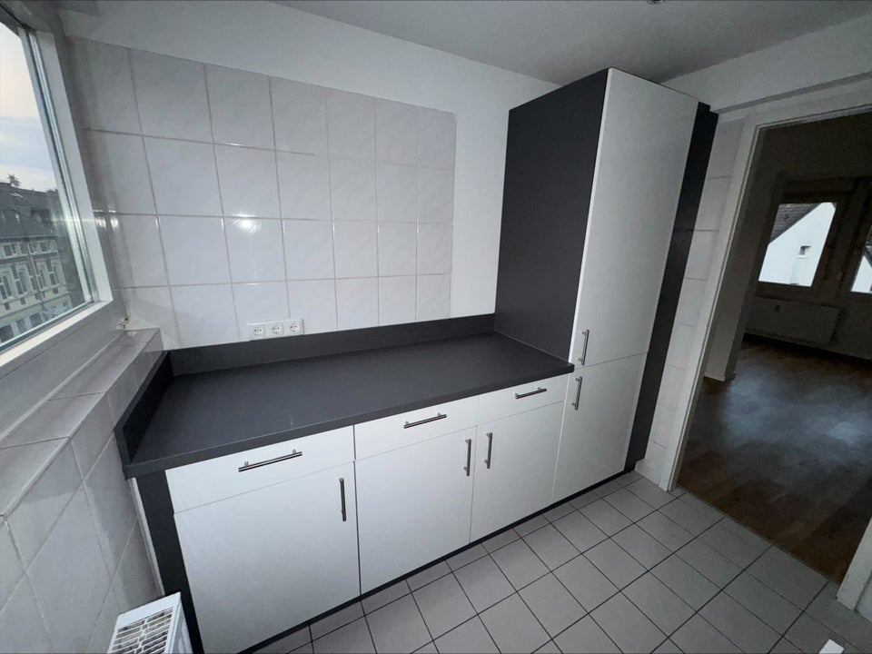 Ratingen: Helle Dachgeschosswohnung mit großem Wohnraum und Einbauküche - Foto 1