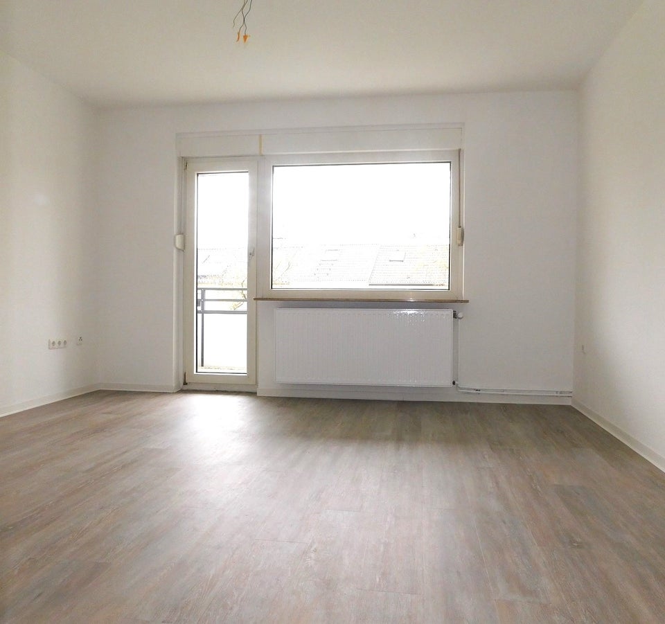 Frisch sanierte 3-Zi.-Whg. mit neuem Bad, neuem Boden und sonnigem Balkon - Foto 1