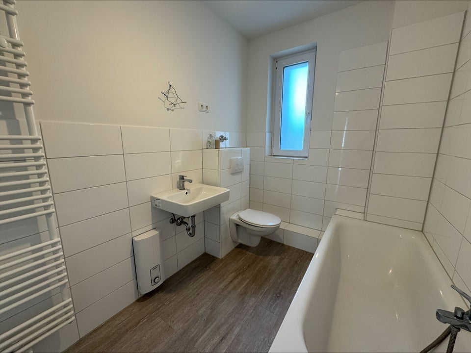 Wohlfühlen im neuen Zuhause: gemütliche 2,5 Raum Wohnung - komplett renoviert! - Photo 2