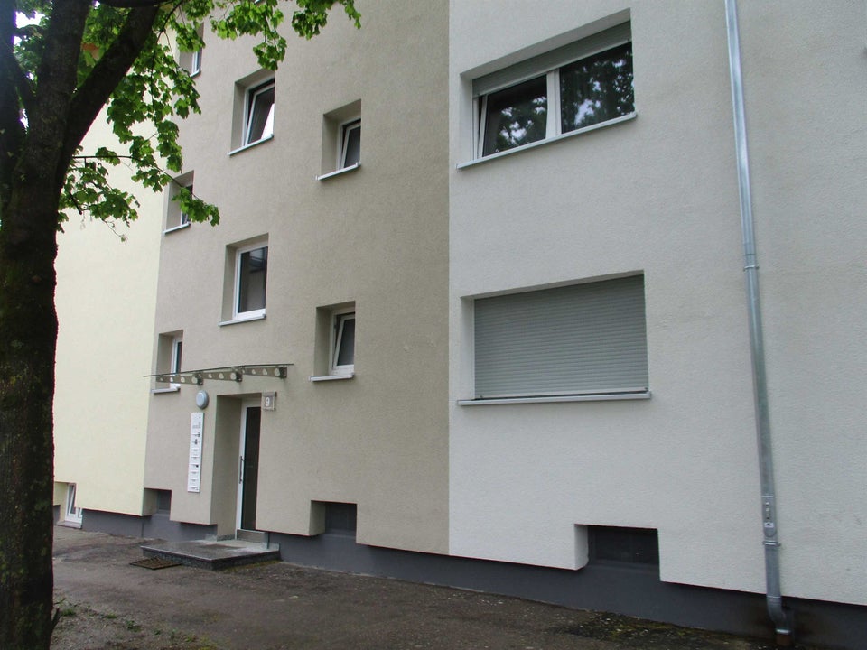 Renovierte 2 - Zimmer Wohnung mit Balkon in ruhiger Lage! - Foto 1