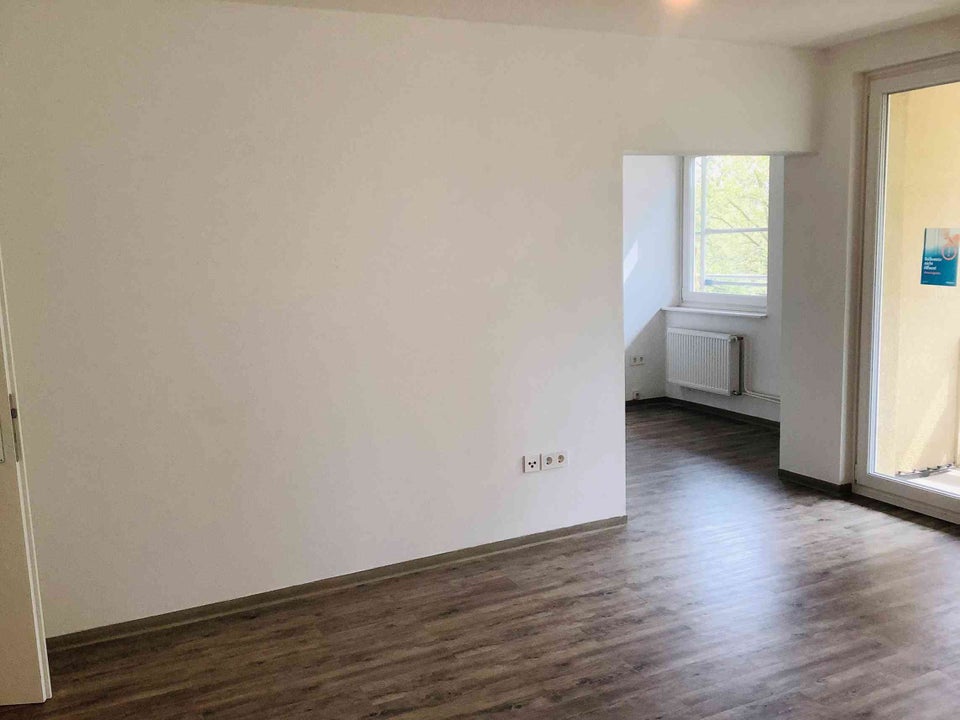 Modern & hochwertig Frisch saniert und bezugsfertig: Helle 2-Zimmer-Wohnung mit Weitblick - Photo 2
