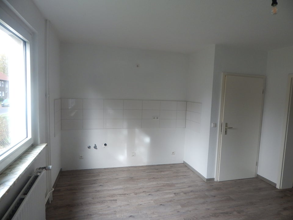 Bald verfügbar! Renovierte 2-Raum Wohnung im 1. OG - Photo 1