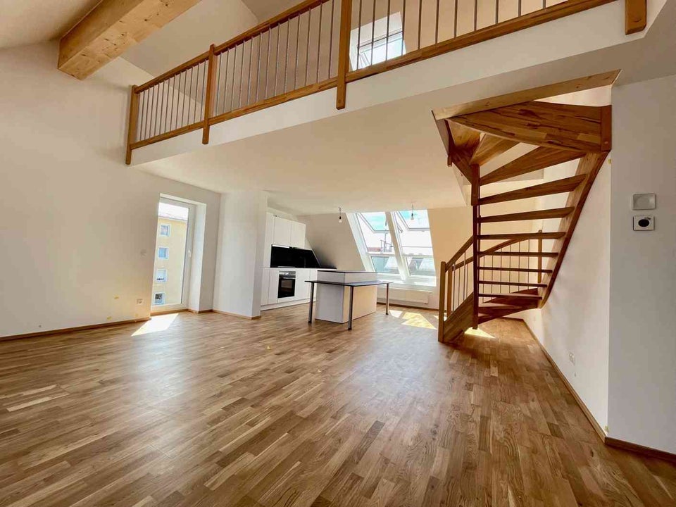 Wohntraum im Dachgeschoss: 4,5 Zimmer, Galerie und ein toller Blick auf den Olympiaturm! - Foto 1
