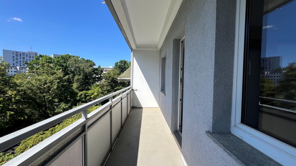 Schöne 4-Zimmerwohnung mit Balkon und Aufzug, Bad mit Dusche! - Foto 2
