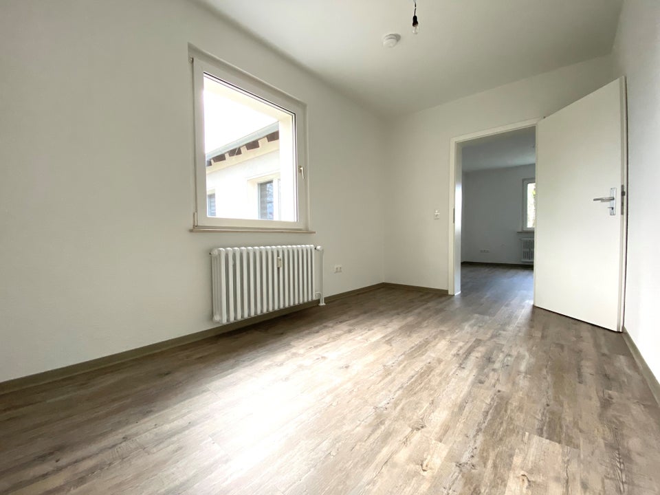 3-Zimmer-Wohnung, frisch gestrichen und neuen Vinylboden - Foto 2