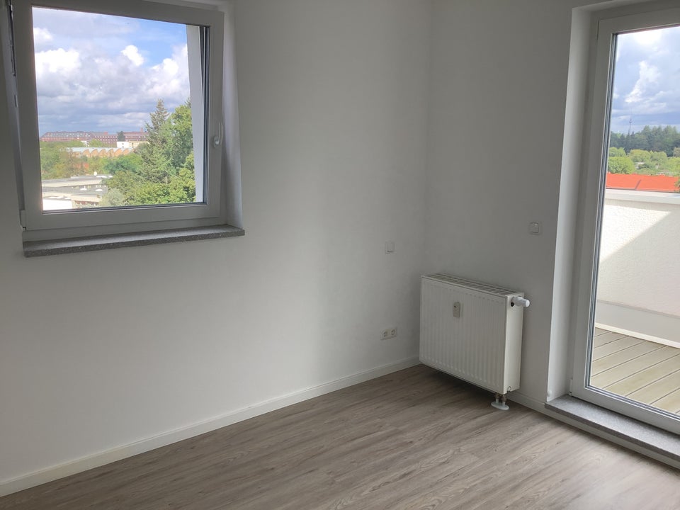 Moderne Dachgeschosswohnung mit Einbauküche und zwei Dachterrassen in Berlin-Mariendorf - Foto 2