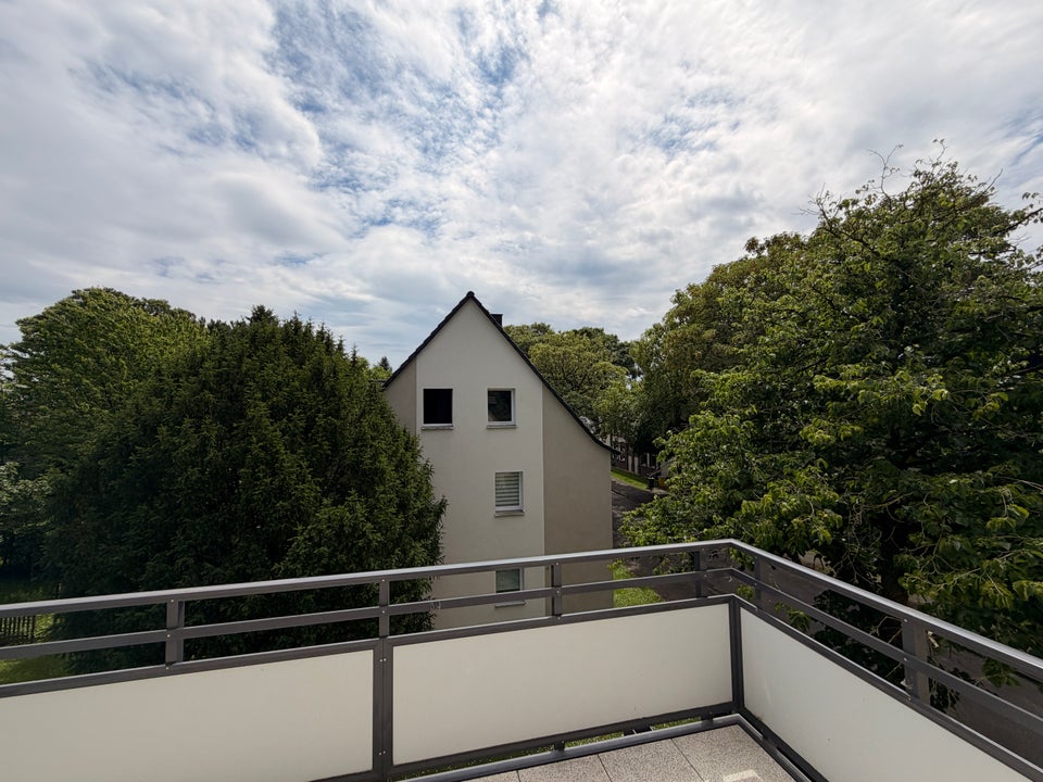 Da kommt man gern Heim. Ansprechende 1,5-Raum-DG-Wohnung mit Panoramabalkon - Photo 2
