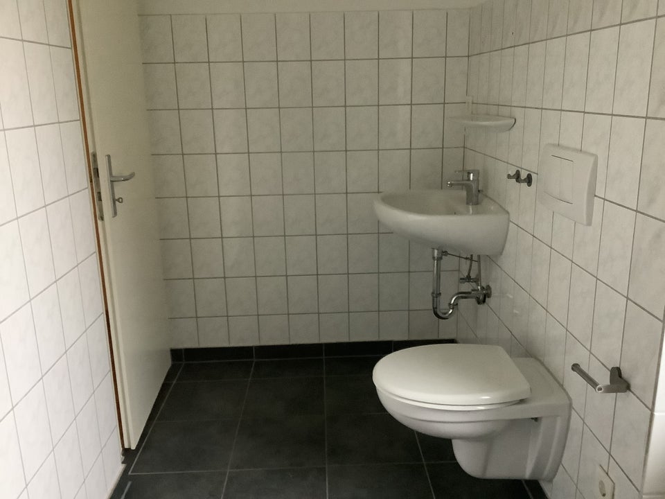 Großzügige Wohnung im Erdgeschoss mit Tageslichtbad! - Photo 1