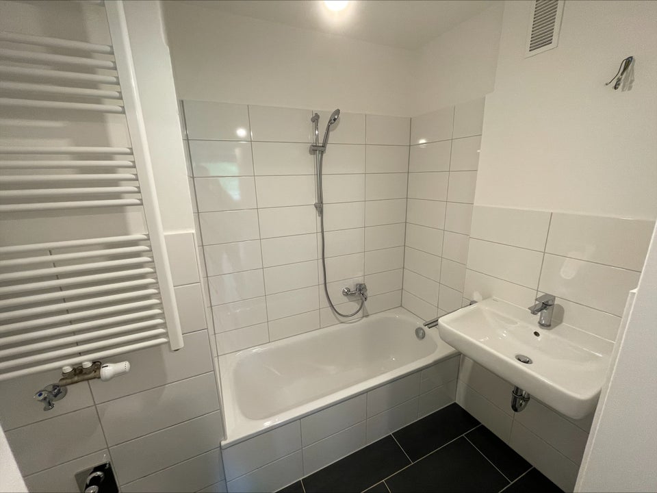 Sanierte 2,5 Zimmer mit Einbauküche! - Photo 2