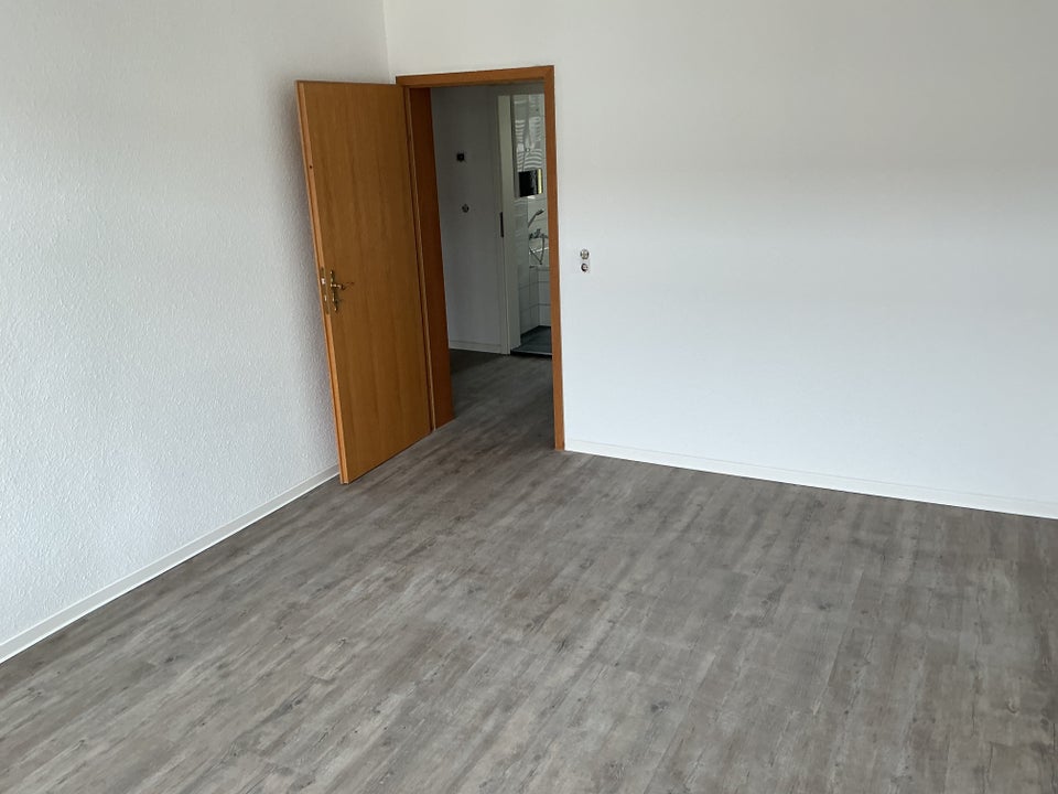 Frisch sanierte 2 R Wohnung zu vermieten - HK noch NICHT in der Miete enthalten - Photo 2