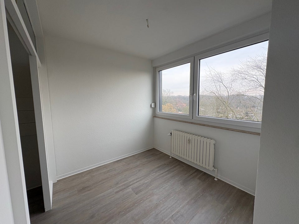Tolle 2,5 Raum Wohnung mit Balkon! Aufzug vorhanden! - Foto 3