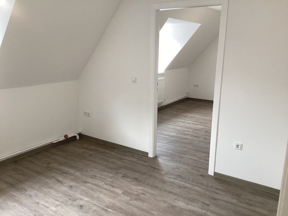 Schöner Wohnen in einer sanierten 3-Zimmer-Dachgeschoss-Wohnung, sofort anmietbar! - Photo 4