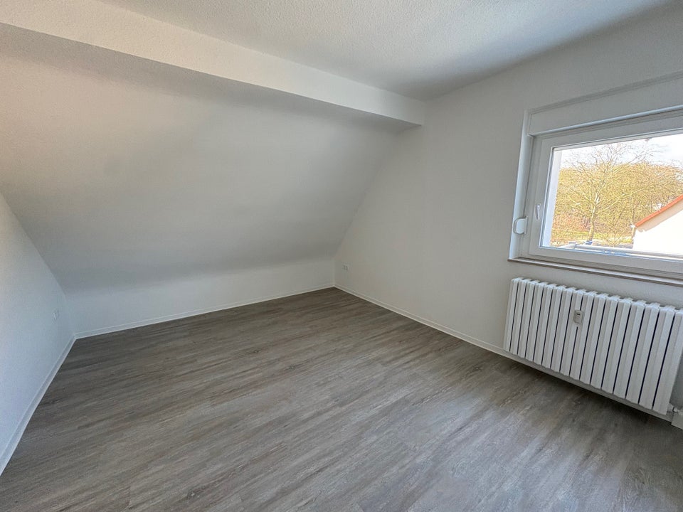 Wohnen mit Weitblick – 2-Zimmer-Dachgeschosswohnung in Essen-Karnap - Foto 1