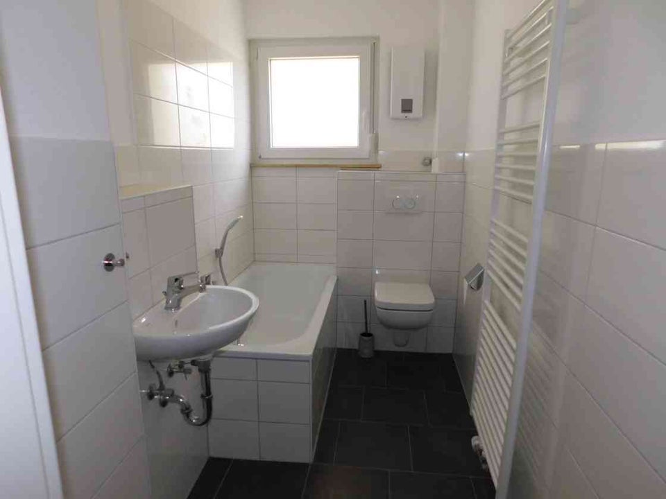 Bezugsfertige 2 Zimmer im Grünen, mit Balkon - Photo 2