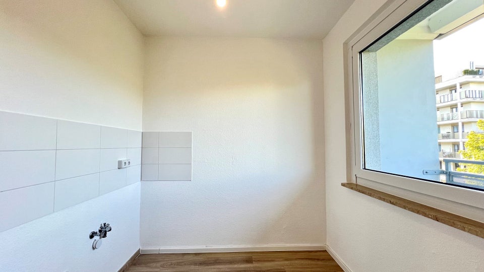 Schöne 4-Zimmerwohnung mit Balkon und Aufzug, Bad mit Dusche! - Foto 3