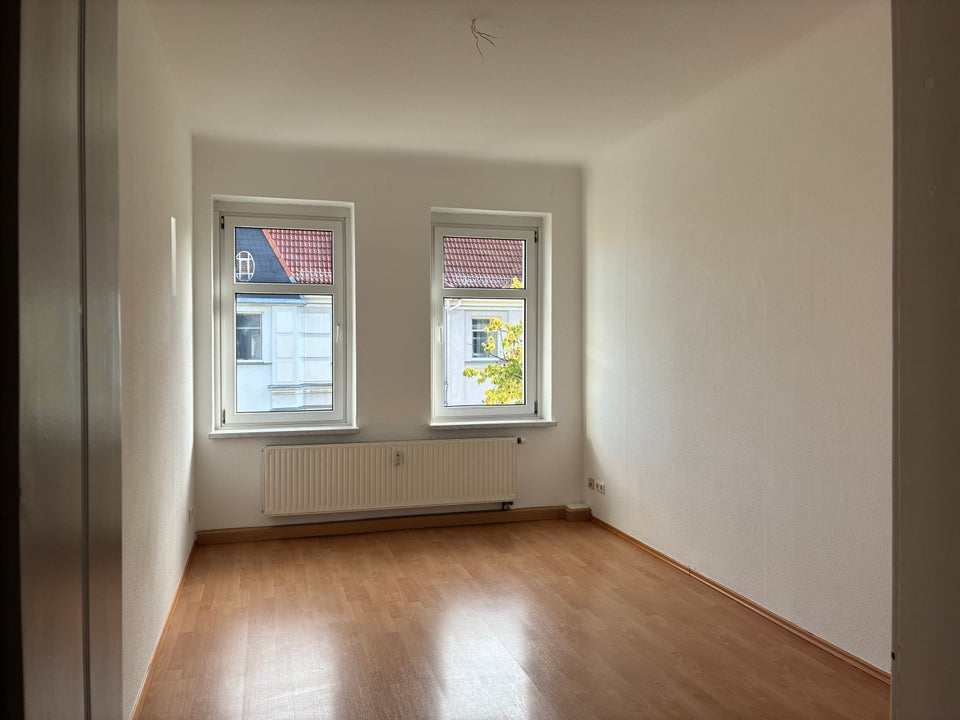 Helle 2-Raum-Wohnung mit Balkon und Tageslichtbad - Foto 1