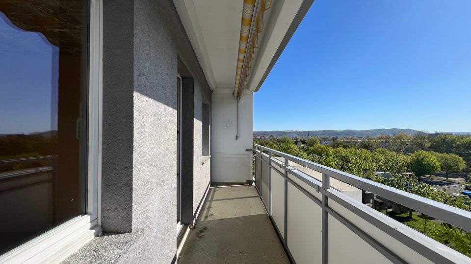 Wir sanieren für Sie: 3-Zimmerwohnung mit Balkon, Aufzug und toller Aussicht! - Foto 2