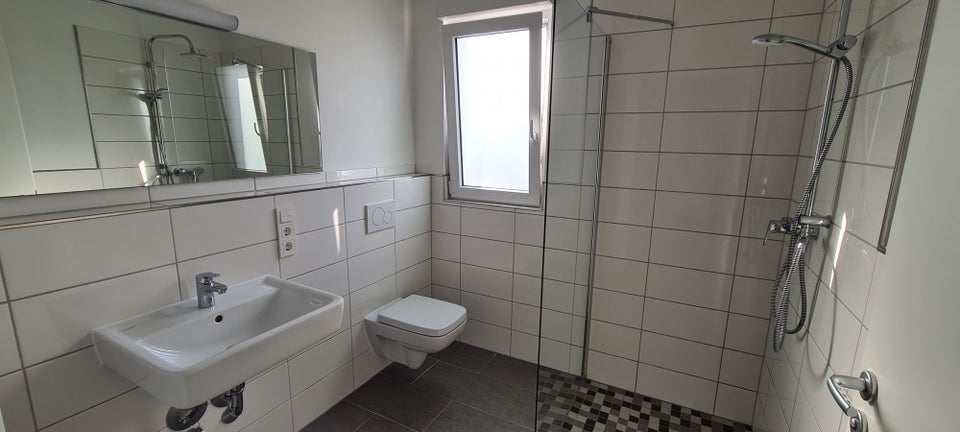 Schicke 4-Zimmer Neubauwohnung mit 2 Balkonen - Photo 2