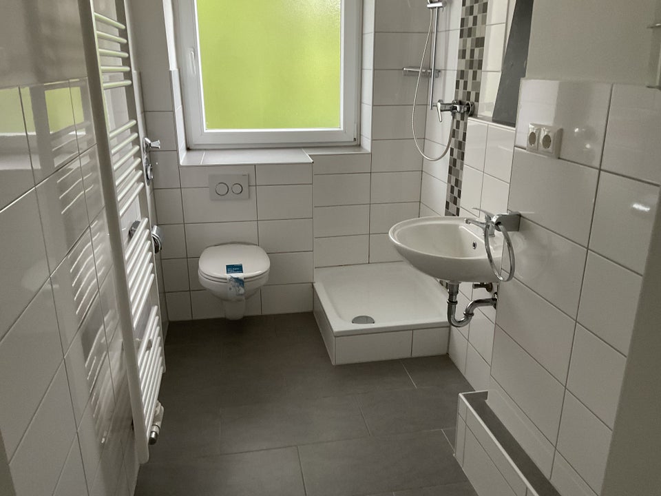 Moderne Wohnung in schöner Lage. Einbauküche inklusive. - Photo 2