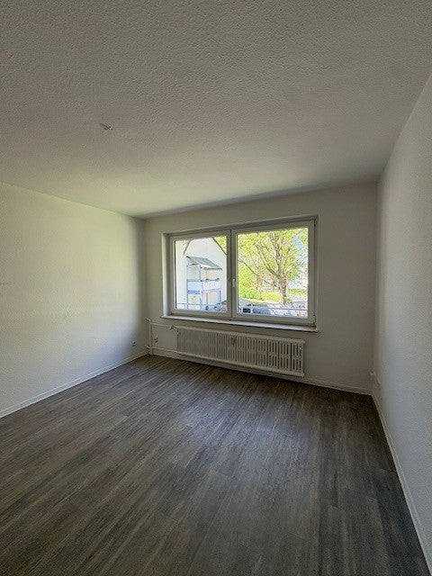 Überzeugen Sie sich selbst: Schöne renovierte 2-Raum Wohnung mit Tageslichtbad + Balkon! - Photo 1