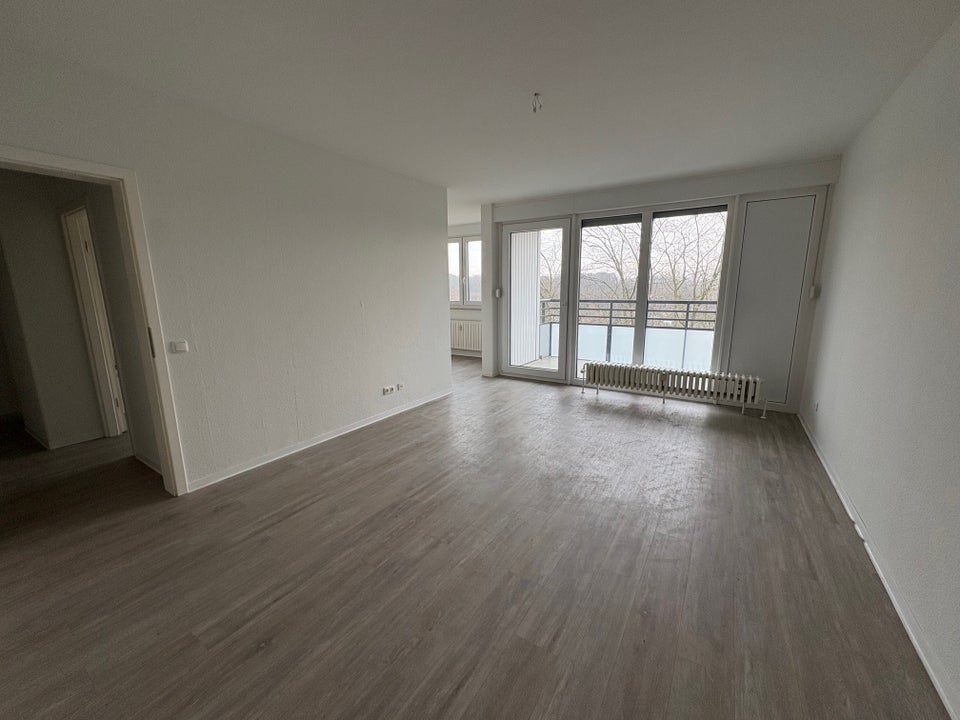 Tolle 2,5 Raum Wohnung mit Balkon! Aufzug vorhanden! - Foto 1