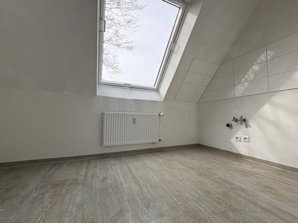 Gemütliche und bezusfertige Dachgeschoss Wohnung in frisch modernisiertem Gebäude! - Foto 5