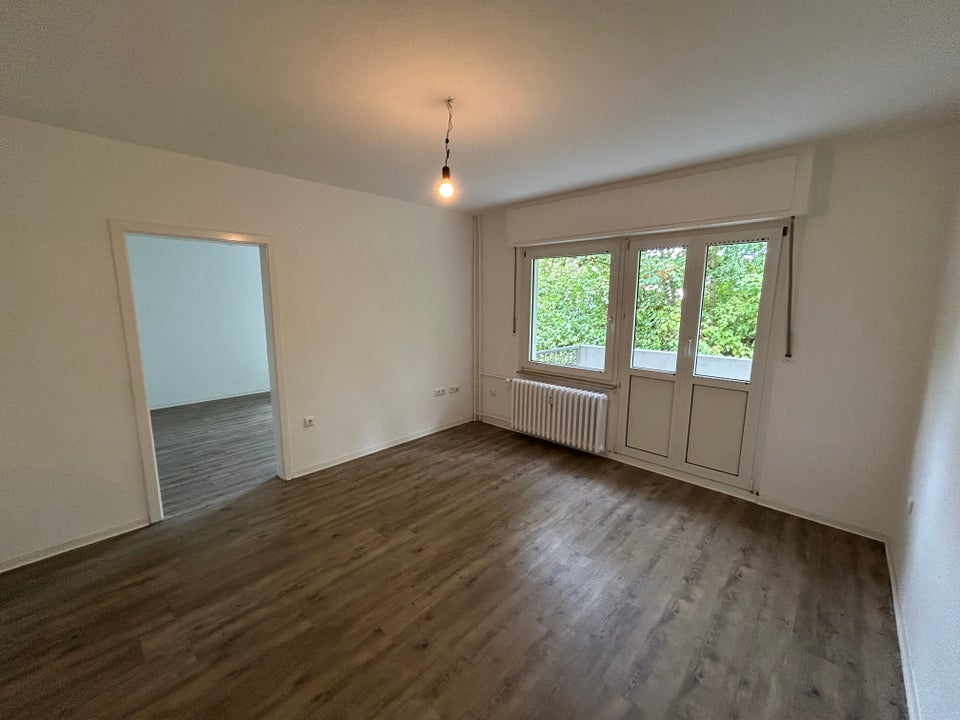 Jetzt zugreifen: renovierte 2,5-Zimmer-Wohnung in zentraler Lage - Photo 1
