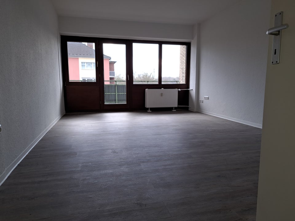 Bezugsfertige 3-Zimmerwohnung im 1. OG mit Balkon und Vinylboden zentral gelegen... - Foto 1