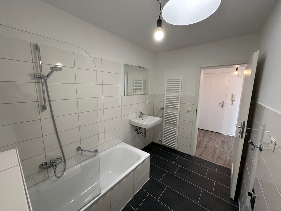Tolle Aussicht! Große 2-Zimmer-Wohnung mit Balkon - Photo 3