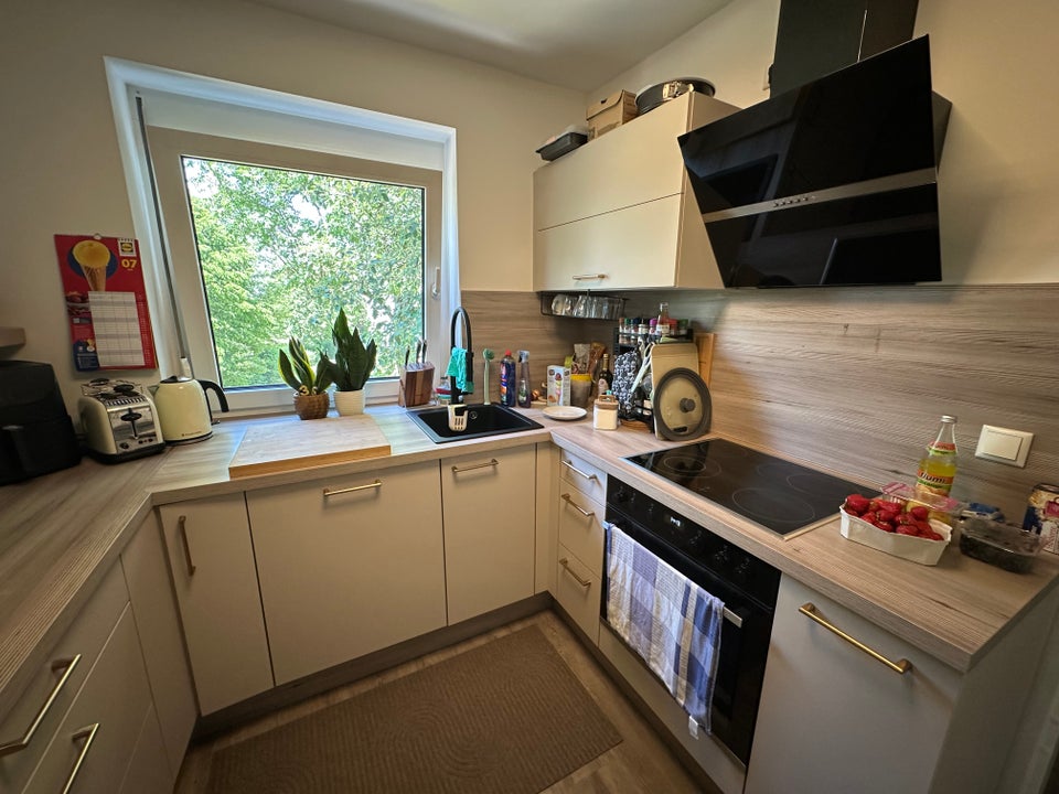 Mit Einbauküche / 1. OG. / 3,5 Zimmer mit Balkon - Foto 3