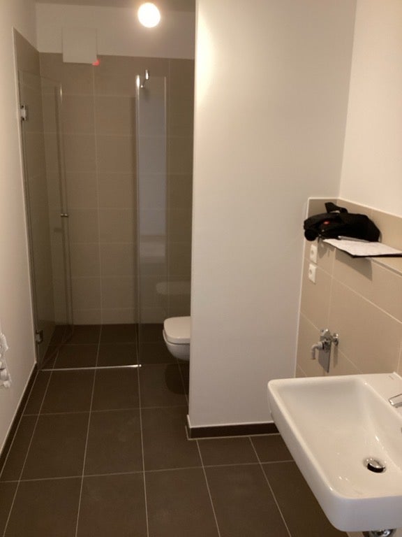 1 Raum Wohnung mit Balkon und Einbauküche - Photo 2