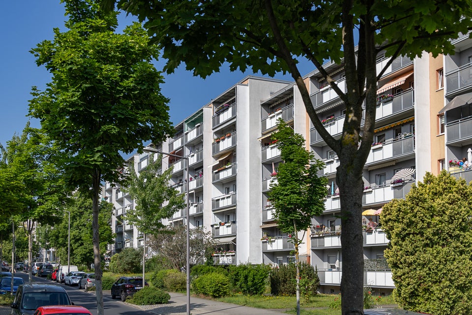 Wir sanieren für Sie: 3-Zimmerwohnung mit Balkon, Aufzug und toller Aussicht! - Foto 2