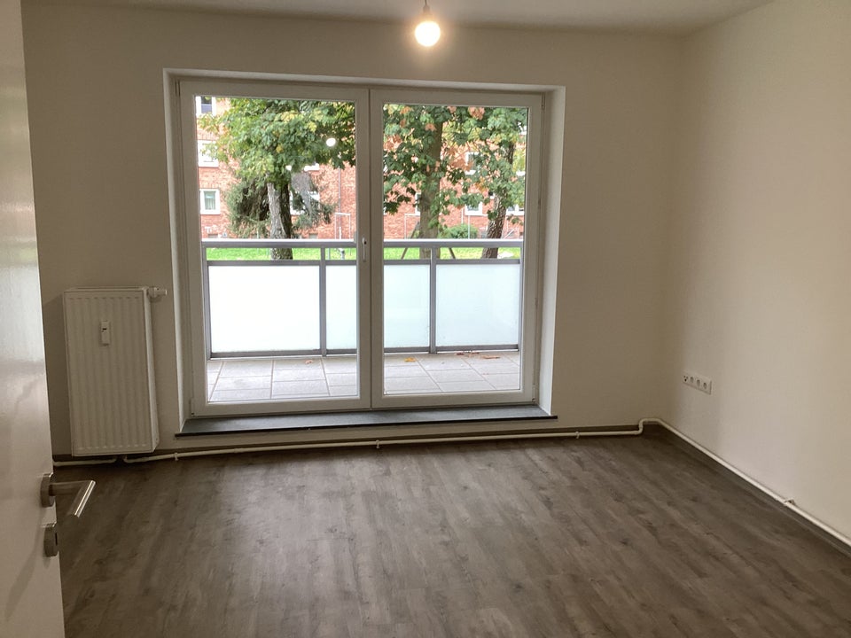 Stop! Sanierte 2,5-Zimmer-Erdgeschoss-Wohnung mit Balkon, sofort anmietbar! - Photo 1