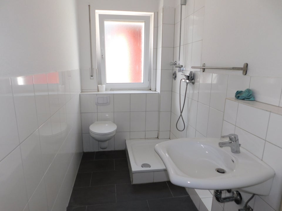 2-Raum-EG-Wohnung mit Balkon in sehr zentraler Lage zu vermieten - Photo 2