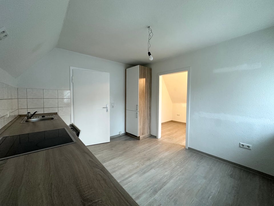 Niedliche 2-Zimmer-Dachgeschoss-Wohnung mit großem Balkon und Einbauküche! - Foto 3