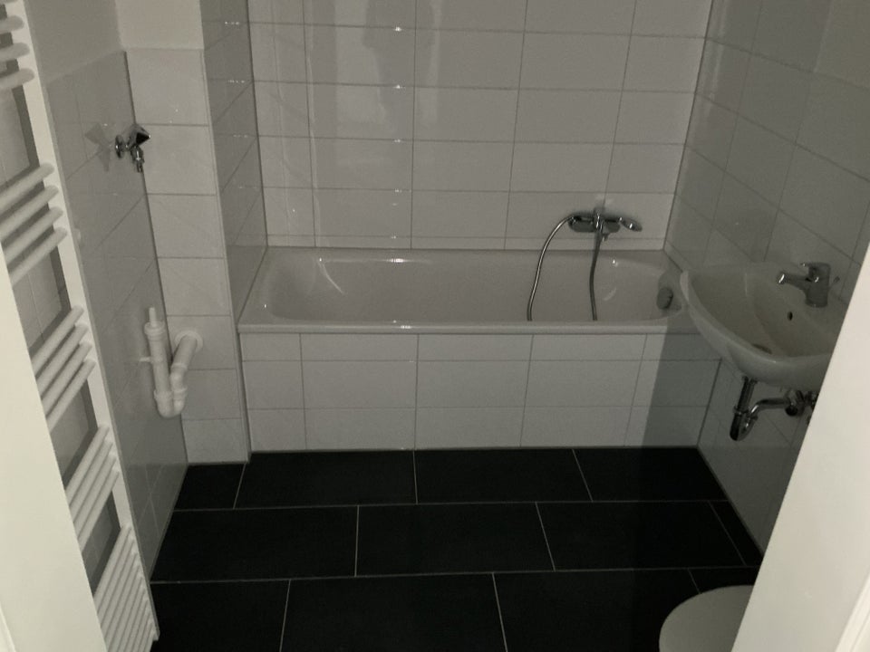 Ihre neue Wohnung: renovierte 2-Zimmer Wohnung mit Balkon und neuem Bad - Foto 2