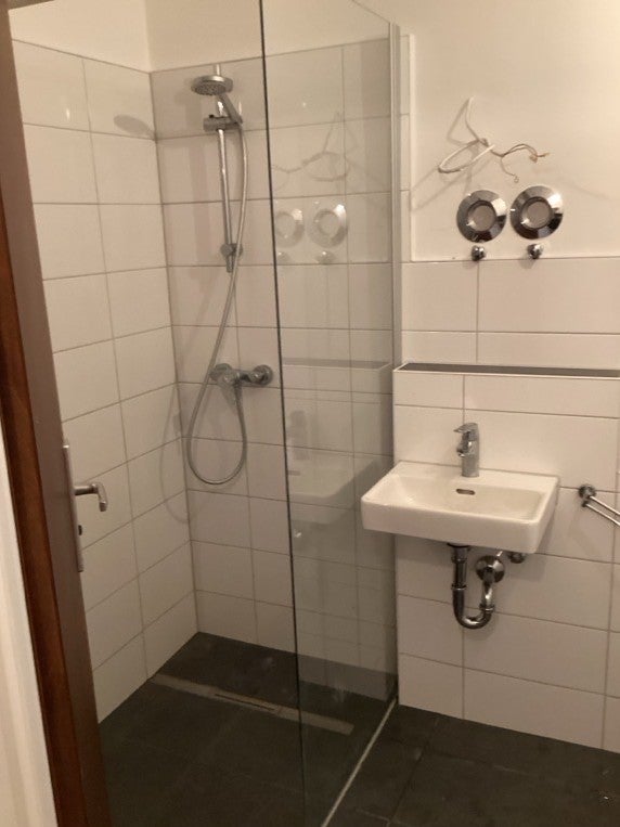 Mitten drin: Renovierte, helle 3-Zi.-Wohnung mit Balkon - Foto 1
